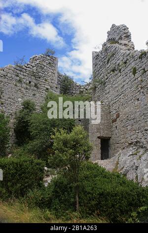 Vue du bailey ou du quartier de la bastion sud-est et de la porte de la poste du Château de Puilaurens, Aude, Occitanie, France Banque D'Images