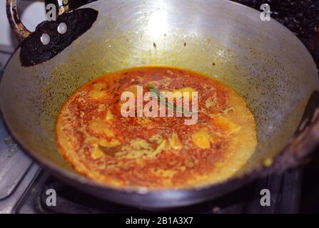 Un curry indien en cours dans un navire rond appelé Karhai en langue hindi. Cuisine indienne, cuisine indienne Banque D'Images