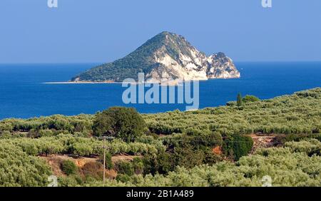 Vue sur la petite île rocheuse Marathonissi, Limni Keriou, île de Zakynthos, Grèce Banque D'Images