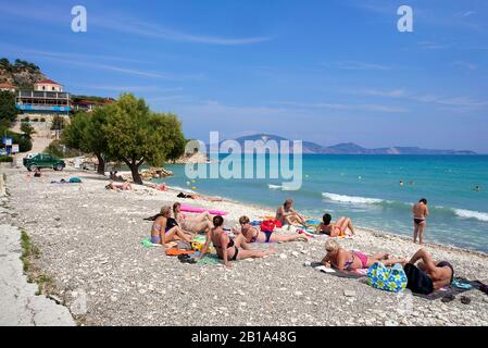 Les gens à la plage de Limni Keriou, île de Zakynthos, Grèce Banque D'Images