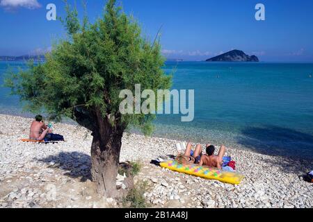 Les gens à la plage de Limni Keriou, île de Zakynthos, Grèce Banque D'Images