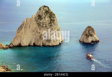 Misithres, deux rochers dans la mer, Keri, île de Zakynthos, Grèce Banque D'Images