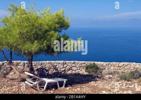 Coucher de soleil sous un arbre, espace ombragé avec vue sur la mer, Limni Keriou, île de Zakynthos, Grèce Banque D'Images