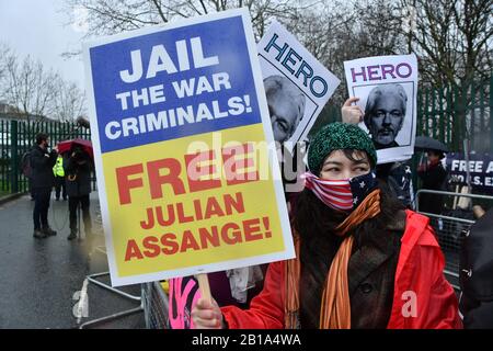 Londres, Royaume-Uni. 24 février 2020. Des centaines D'Activistes des droits de l'homme protestant devant la Cour d'État de Woolwich lors d'une audience d'extradition du fondateur de WikiLeaks, Julian Assange. La journaliste demande une liberté de presse et l'audience d'extradition de Julian Assange mettra en danger la journaliste pour avoir signalé la vérité le 24 février 2020, Londres, Royaume-Uni. Crédit: Capital Photo/Alay Live News Banque D'Images