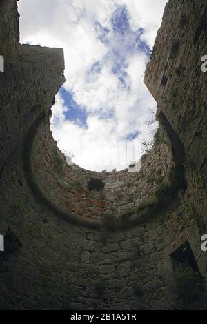 Au sein de la tour de la Dame blanche sans toit (Tour de la Dame Blanche), Château de Puilaurens, Aude, Occitanie, France Banque D'Images