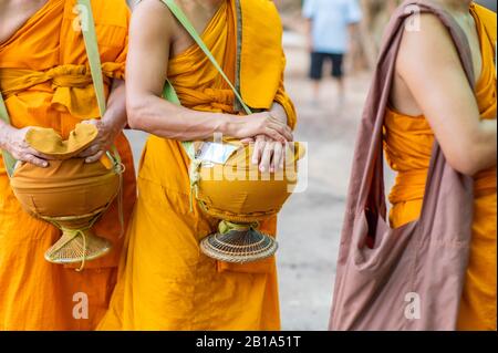 Alms autour Des robes jaunes de moines marcher sur Alms autour comme une activité bouddhiste. Banque D'Images