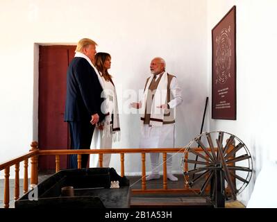 Ahmedabad, Inde. 24 février 2020. Le Premier ministre indien Narendra Modi, à droite, explique Charkha, ou roue tournante, au président américain Donald Trump et à la première Dame Melania Trump lors d'une tournée de l'Ashram Mahatma Gandhi le 24 février 2020 à Ahmedabad, Gujarat, Inde. Crédit: Press Information Bureau/Pib/Alay Live News Banque D'Images