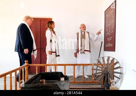 Ahmedabad, Inde. 24 février 2020. Le Premier ministre indien Narendra Modi, à droite, explique Charkha, ou roue tournante, au président américain Donald Trump et à la première Dame Melania Trump lors d'une tournée de l'Ashram Mahatma Gandhi le 24 février 2020 à Ahmedabad, Gujarat, Inde. Crédit: Press Information Bureau/Pib/Alay Live News Banque D'Images