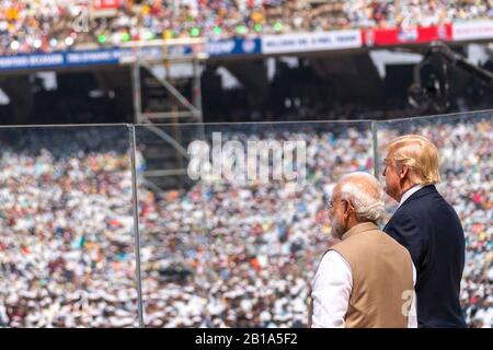 Ahmedabad, Inde. 24 février 2020. Le président américain Donald Trump et le Premier ministre indien Narendra Modi se tiennent pendant les hymnes nationaux lors du rassemblement namaste Trump au stade Motera le 24 février 2020 à Ahmedabad, au Gujarat, en Inde. Crédit: Shealah Craighead/Maison-Blanche Photo/Alay Live News Banque D'Images