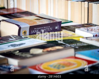 Cabine de livre de seconde main. Le détail plein format d'un livre de vendeurs s'arrête avec l'accent sur les travaux complets de Jane Austen. Banque D'Images
