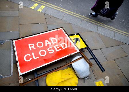 Londres, Angleterre, Royaume-Uni. Route signalisation routière fermée dans le centre de Londres Banque D'Images
