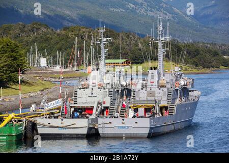 Navires de la marine chilienne à Puerto Williams sur l'île de Navarino, au Chili, la ville la plus au sud du monde. Banque D'Images