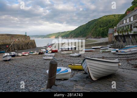 Bateaux dans le port de Clovelly sur la côte nord du Devon, Angleterre. Banque D'Images