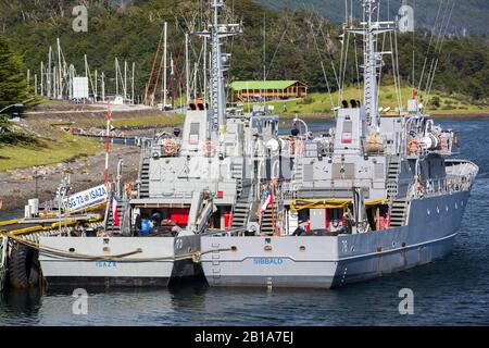 Navires de la marine chilienne à Puerto Williams sur l'île de Navarino, au Chili, la ville la plus au sud du monde. Banque D'Images