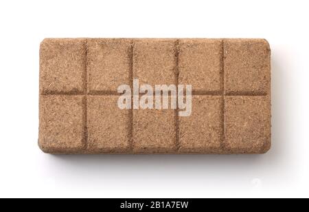 Vue de dessus de la briquettes de tourbe de noix de coco pressée isolée sur blanc Banque D'Images