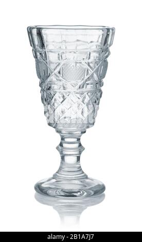Vue avant du verre vide en cristal cordial isolé sur blanc Banque D'Images