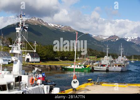 Navires de la marine chilienne à Puerto Williams sur l'île de Navarino, au Chili, la ville la plus au sud du monde. Banque D'Images