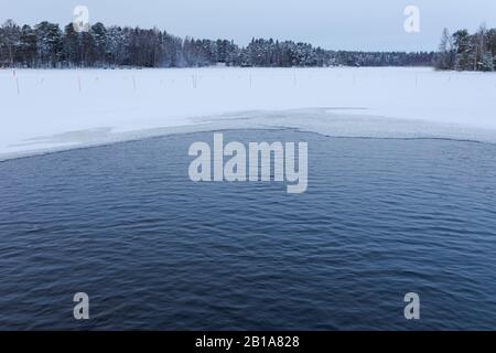 Videz la zone de baignade sur glace en Finlande le jour de l'hiver Banque D'Images