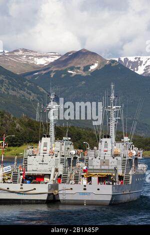 Navires de la marine chilienne à Puerto Williams sur l'île de Navarino, au Chili, la ville la plus au sud du monde. Banque D'Images