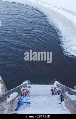 Videz la zone de baignade sur glace en Finlande le jour de l'hiver Banque D'Images