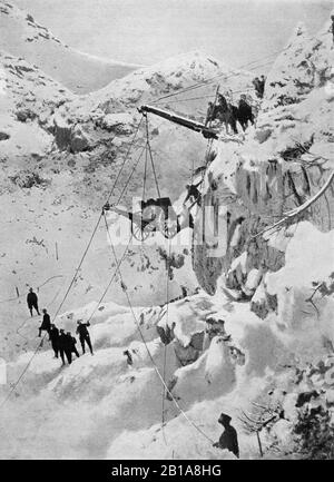 Illustration vers 1915 des troupes italiennes transportant un pistolet d'artillerie sur une montagne enneigée dans les Alpes pendant le conflit entre l'Italie et l'Empire austro-hongrois pendant la première Guerre mondiale Banque D'Images