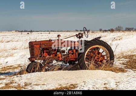Ruth, Michigan - un tracteur ancien dans un champ enneigé au pouce du Michigan. Banque D'Images