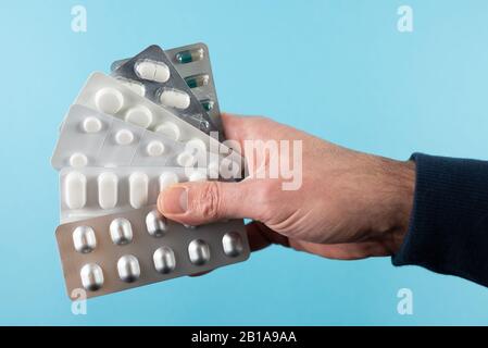 gros plan de boîtes de comprimés et de capsules contenant des comprimés sous blister contenant des médicaments sur fond bleu Banque D'Images
