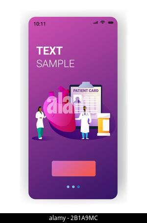équipe de médecins examinant le coeur humain consultation médicale interne examen d'inspection d'organe traitement cardiologie concept mobile app vertical espace de copie pleine longueur illustration vectorielle Illustration de Vecteur