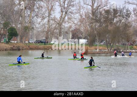 Les jeunes qui pratiquent le canoë sur le Tage à Aranjuez, Madrid Banque D'Images