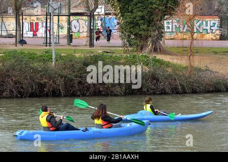 Les jeunes qui pratiquent le canoë sur le Tage à Aranjuez, Madrid Banque D'Images