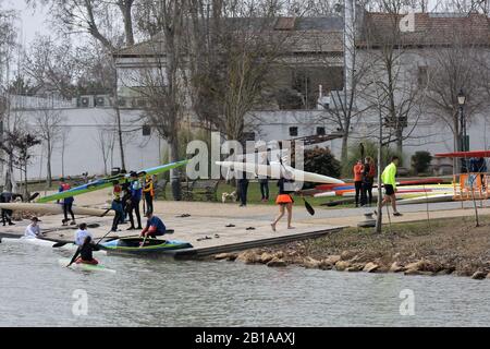 Les jeunes qui pratiquent le canoë sur le Tage à Aranjuez, Madrid Banque D'Images