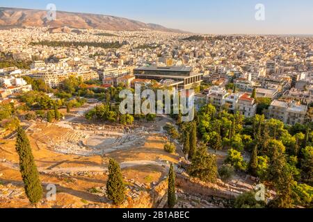 Grèce. Athènes. Théâtre Dionysus et toits de la ville. Vue aérienne Banque D'Images