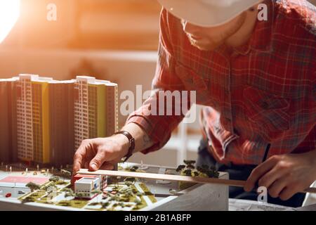 jeune homme qui va reconstruire la région, gros plan photo, Banque D'Images