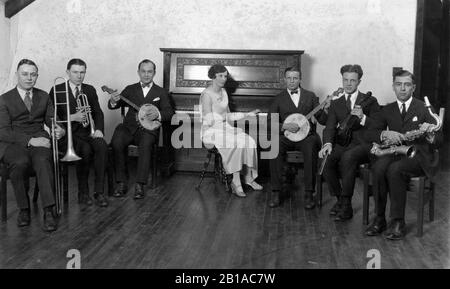 Jazz Band d'une femme et de six hommes. Posé avec 2 banjos, piano, trompette, trombone, violon, saxophone. Pour voir mes images vintage associées, recherchez: Prestor vintage music Banque D'Images