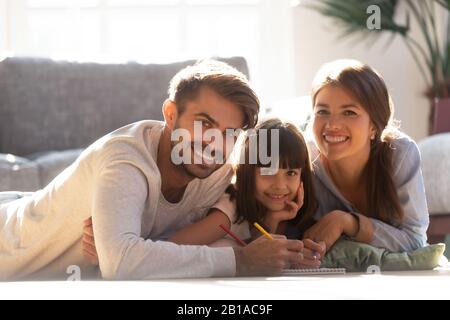 Portrait de parents heureux dessin avec mignonne fille d'âge préscolaire Banque D'Images