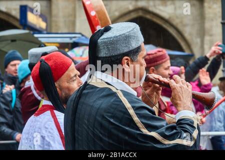 Braunschweig, Allemagne, 23 février 2020: Joueur de flûte marocaine au défilé de carnaval Banque D'Images