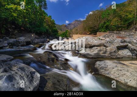 Kuruthi Chal un lieu touristique local à Mannarkad Kerala Inde, le nom de la rivière est Kunthipuzha qui coule du parc national de Silent Valley Inde Banque D'Images