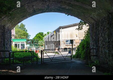 Vue Sur Le Tunnel De Puffing Billy, La Gare De Torrington, Le Chemin De Fer De Tarka Avec Moteur Et La Piste De Tarka À Great Torrington Depuis Le Pont De Rolle Banque D'Images