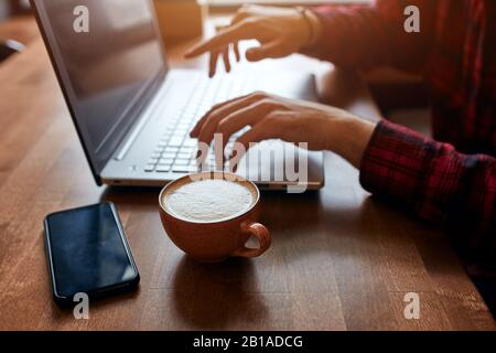 homme d'affaires en train de taper des sms. message, envoyer des sms à un partenaire, collègue, gros plan vue latérale courte photo.free heure, temps libre, style de vie Banque D'Images