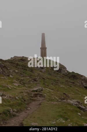 Cheminée ou monument de la Tour au Sommet du Cap Cornwall Shrouded in Sea Mist sur le sentier de la côte sud-ouest dans les Cornouailles rurales, Angleterre, Royaume-Uni Banque D'Images