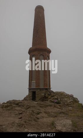 Cheminée ou monument de la Tour au Sommet du Cap Cornwall Shrouded in Sea Mist sur le sentier de la côte sud-ouest dans les Cornouailles rurales, Angleterre, Royaume-Uni Banque D'Images