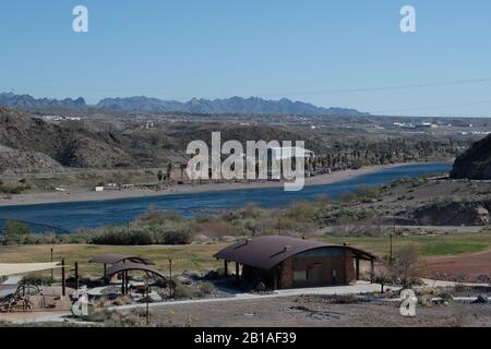 Le barrage Davis sur le fleuve Colorado forme le lac Mohare, près de Laughlin NV Banque D'Images