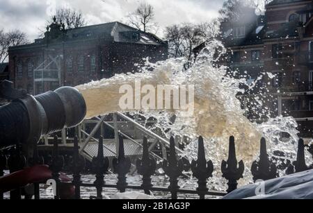 York, Yorkshire Du Nord, Royaume-Uni. 24 février 2020. Les maisons et les entreprises du côté de l'eau sont fortement inondées. L'eau est pompée hors des bâtiments de retour dans la rivière. Crédit: Ernesto rogata/Alay Live News Banque D'Images