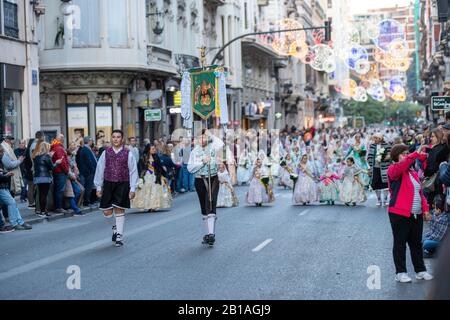 La Commission Fallouera se paraissant sur la Calle de la Paz, vue de face, pendant l'offre Flas. Valence, Espagne - 18 Mars 2019 Banque D'Images