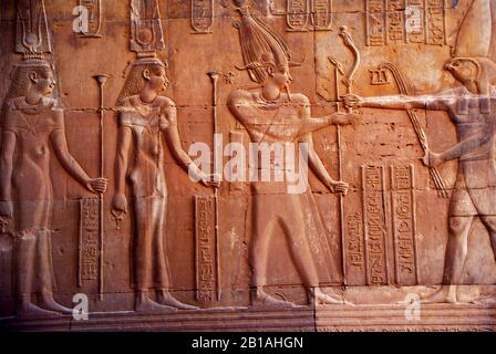 Vue sur un mur du temple avec sculptures de dieux égyptiens Banque D'Images