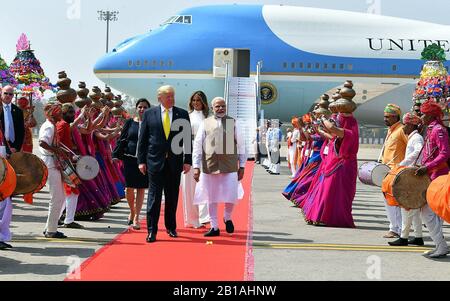 (200224) -- AHMEDABAD, 24 février 2020 (Xinhua) -- le président américain Donald Trump et la première dame américaine Melania Trump sont accueillis par le premier ministre indien Narendra Modi après leur arrivée à l'aéroport d'Ahmedabad, en Inde, 24 février 2020. Trump est arrivé lundi dans l'état occidental du Gujarat en Inde pour une visite d'État de deux jours dans le pays. (Str/Xinhua) Banque D'Images