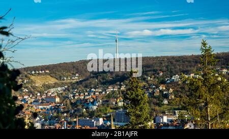 Allemagne, Stuttgart, Belle vue sur les maisons, les rues, l'église, la tour de télévision et les gratte-ciel du quartier de stuttgart hésitent dans le bassin le jour ensoleillé Banque D'Images