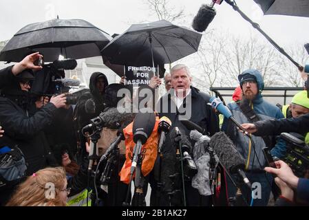 Londres, Royaume-Uni. 24 février 2020. Kristinn Hrafnsson, rédacteur en chef de WikiLeaks, parle aux médias en dehors de la Cour des magistrats de Belmarsh à Woolwich, Londres, Royaume-Uni, le 24 février 2020. L'audience d'extradition de Julian Assange, fondateur de Wikileaks, commence aujourd'hui. (Photo De Claire Doherty/Sipa Usa) Crédit: Sipa Usa/Alay Live News Banque D'Images