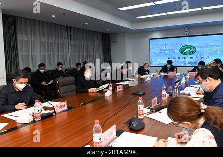 (200224) -- WUHAN, 24 février 2020 (Xinhua) -- Une équipe du gouvernement central qui dirige le travail de lutte contre l'épidémie de coronavirus dans la province chinoise de Hubei tient des discussions avec des experts de Beijing, Shanghai et l'armée pour aider Wuhan à lutter contre l'épidémie dans un centre de consultation à distance de l'hôpital Tongji basé à Wuhan, dans la province centrale de Hubei en Chine, le 24 février 2020. Le vice-premier ministre chinois Sun Chunlan, également membre du Bureau politique du Comité central du Parti communiste chinois, a pris la parole. L'équipe du gouvernement central a tenu une consultation avec des experts médicaux de première ligne et Banque D'Images