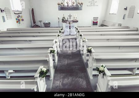 Série mariage : église blanche aérienne vide Banque D'Images